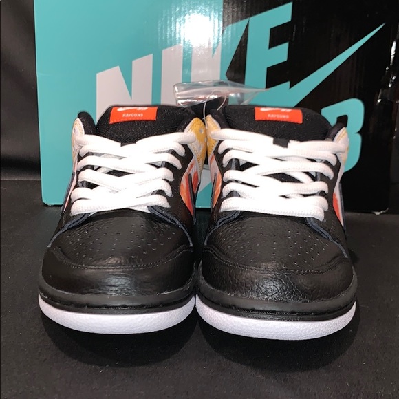 Nike SB Dunk Low Tie-Dye “Raygun” - Picture 2 of 7